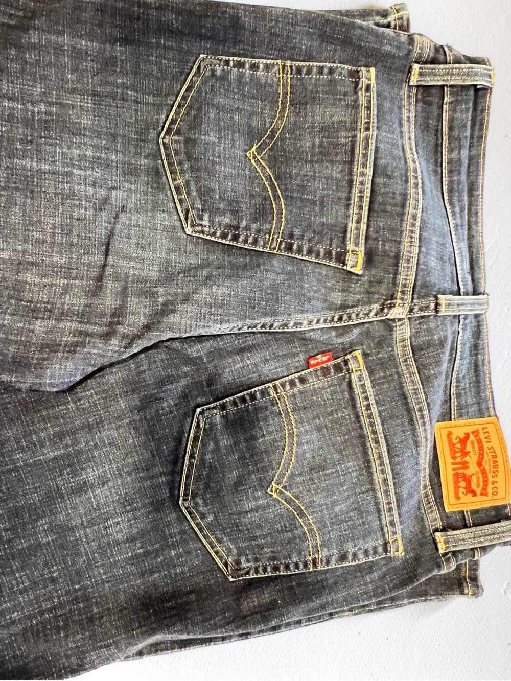 Levi's Stone Wash Blue Denim Jeans with Contrast Stitching - Picture 6 of 9